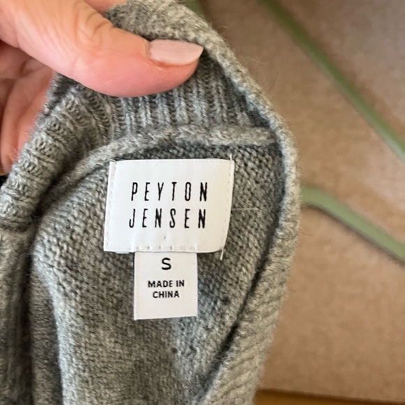 Peyton Jensen S v neck front/back sweater. Cut out open 1 shoulder. Gray - Picture 3 of 4
